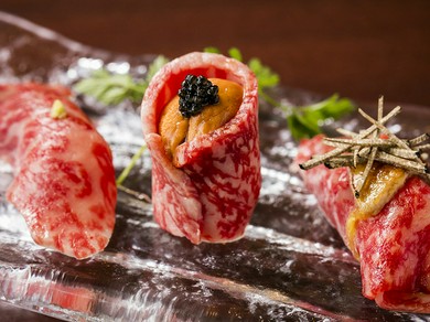 高級食材を惜しみなく使った『牛肉寿司3貫おまかせ盛り』