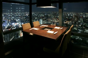 全ての席から夜景が見える設計。特に個室からの眺めは抜群