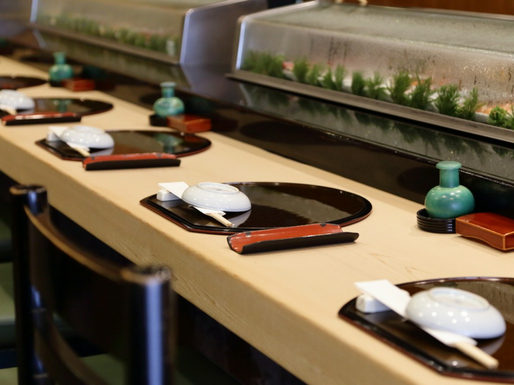 「赤ウニ」や「大トロ」など、高級食材でもてなしを