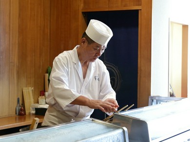 ゆったりとした時間を過ごしながら、美酒佳肴を楽しめる寿司店