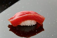 カツオ節と酒、醤油に12時間漬け込んだ『赤身 漬け』