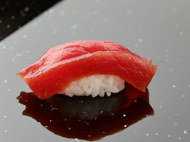 カツオ節と酒、醤油に12時間漬け込んだ『赤身　漬け』