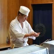 「美味しい寿司を食べながら、心地いい時間を過ごしてほしい」と語る永田氏。ゲストの状況に気を配り、体調を少し崩している方にはあっさりとしたものを出すなど、最適な料理でもてなしてくれます。
