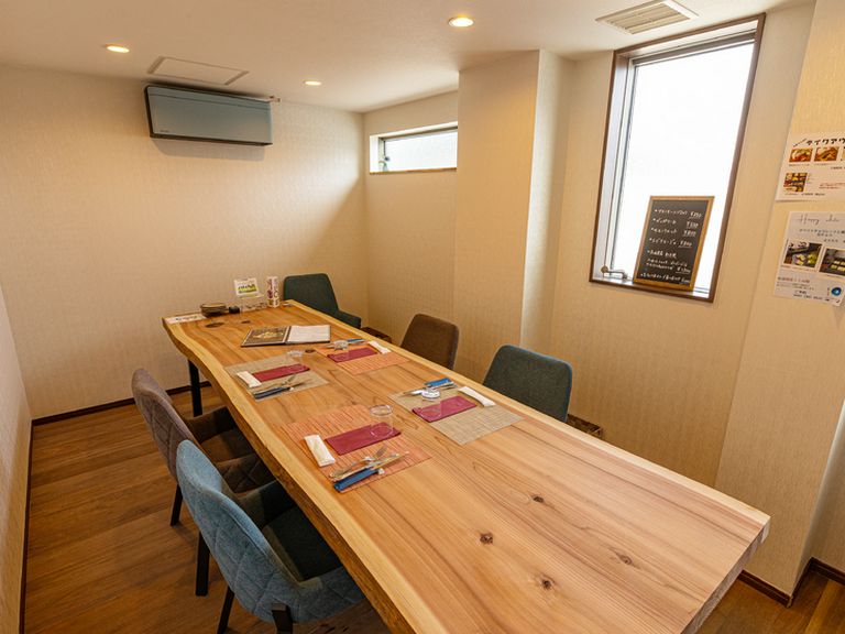 珠玉のコース料理を堪能しながら、客人をもてなす一席に