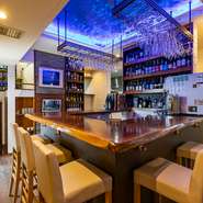 「店に入った瞬間からワクワクしてもらいたい」というオーナーの意向で、Grotta＝洞窟、blu＝青というイタリア語の店名にちなみ、青の洞窟をイメージした内装が施されています。ゆっくりと流れる時間を堪能して。