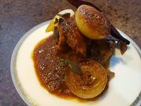 仔羊をじっくり野菜と水だけで煮込んだシンプルな煮込み料理。
長時間かけてゆっくりと丁寧に煮込まれたお肉はホロホロと柔らかく、味わいも奥深いもです。
是非、ワインと一緒にどうぞ。