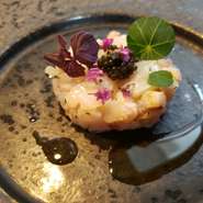 旬のヤリイカのねっとりした食感を活かし、しっかり素材を楽しめるように仕立てました。
おまかせフルコースは旬の食材をコース全体で楽しんで頂けるように構成されています。