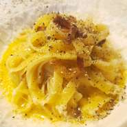 イタリア産グアンチャーレ（豚のホホ肉）をしっかりと味を出しながら焼き、たっぷりな卵黄とペコリーノチーズだけで仕上げた本格的なローマ風カルボナーラ