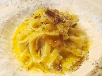 イタリア産グアンチャーレ（豚のホホ肉）をしっかりと味を出しながら焼き、たっぷりな卵黄とペコリーノチーズだけで仕上げた本格的なローマ風カルボナーラ
