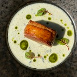 豚ひき肉のサルシッチャを鶏もも肉で巻き、低温でじっくり調理し、更に皮面はローストしぱっりと仕上げてあります。