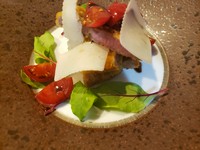 イベリコ豚を薄くのばし、香草とパン粉を纏わせてあげ焼きにした一皿