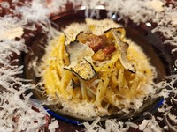 黒トリュフを贅沢に使ったパスタです。
トリュフに玉子はとても相性がいいです。