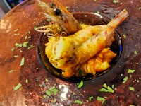 車海老は皮が柔らかいので殻つきのままそのまま食べて欲しいので頭から全てを食べれるように調理してあります。

