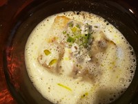 ヒラメをしっとりとイタリアのスパークリングワイン、スプマンテで蒸し焼きにしてあります。