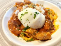 牛もも肉をじっくり4時間トマトと一緒に煮込んだラグーソース