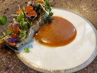 20種類のスパイスをオリジナルに焙煎と調合した夏らしい一皿です。