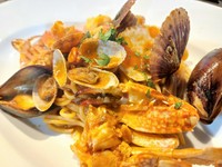様々な海の幸を沢山使ったトマトソースパスタ