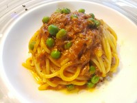 子羊をじっくりと柔らかくなるまで煮込んだパスタソース