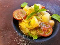 フレッシュな桃とトマトを使った夏向けなさっぱりとした冷製パスタ
ミントの香りが爽やか