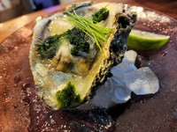岩牡蠣の育った海の中を想像し、イタリア産の海塩をライムの果汁とジュレにソース代わりに楽しんで頂きます。