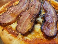 ジューシーに燻製したベーコンと自家製の神楽南蛮味噌を合わせてた癖になる味です。