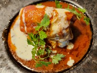 トマトでじっくりと煮込み、仕上げにラクレットチーズを使ったソースでコクをプラスしてあります。