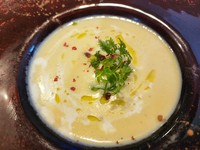 自社農園の安納芋をゆっくりとローストし、丁寧に裏ごしした濃厚なポタージュです。