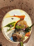 旬の秋刀魚にパン粉やナッツ、レーズンを巻いて焼き上げ居ます。
