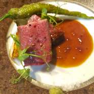 表面を焼き付け、オーブンでじっくり火を入れた肉は、噛むたびに旨みがほとばしります。フォンドボーを使ったソースとの相性も抜群。
