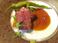 表面を焼き付け、オーブンでじっくり火を入れた肉は、噛むたびに旨みがほとばしります。フォンドボーを使ったソースとの相性も抜群。