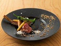 じっくり焼き上げてふっくら柔らかく仕上げた仔羊は、ジューシーで香り高い逸品。独自に調合している自家製スパイスと相性抜群です。