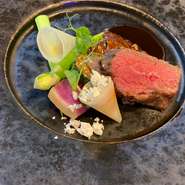 表面を焼き、オーブンでじっくり火を入れた肉は、中がしっとりとした仕上がりで、噛むたびに旨みがあふれます。フォンドボーベースの自家製ソースも自慢のポイントだそうです。