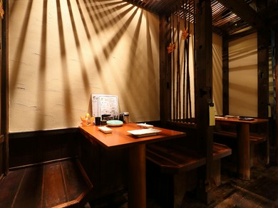 『和牛モツ鍋』をつつきながら、会話も弾むカップル向け座席