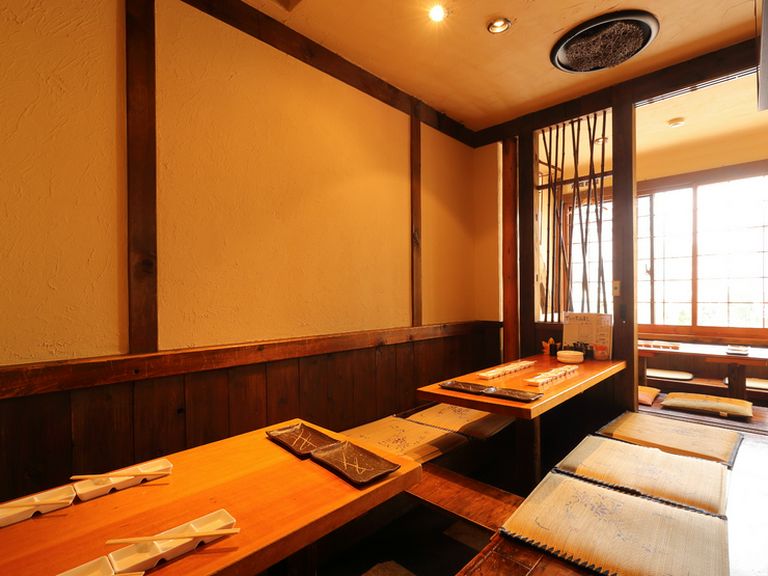 木の温もりを感じながら、周りを気にせず過ごせる個室完備　