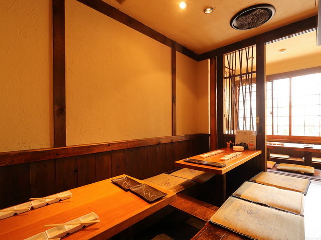 木の温もりを感じながら、周りを気にせず過ごせる個室完備　