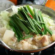 一般的なコプチャンに加え、稀少なシマチョウも入って、甘みと脂の旨みがしっかりしています。スープは鶏ガラと昆布がベースで、国産野菜もたっぷり。コラーゲン豊富です。