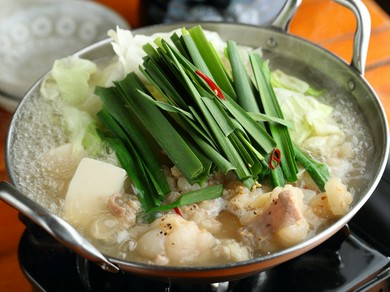 新鮮な牛ホルモン。とろける食感の『和牛モツ鍋』（醤油／塩）※一人前