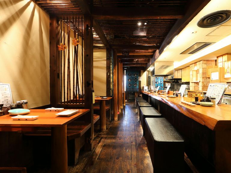 ダークな色調の木が落ち着いた雰囲気を演出