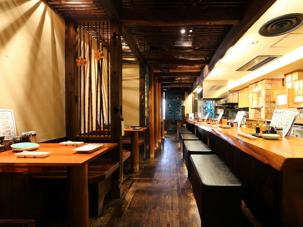 ダークな色調の木が落ち着いた雰囲気を演出