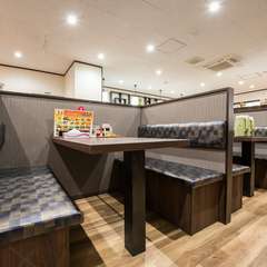 落ち着いて食事ができる店内が自慢