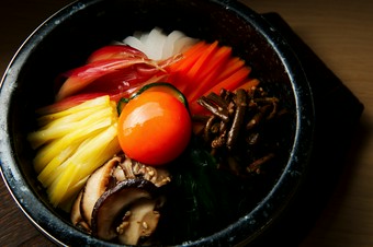 国産有機栽培の野菜、拘りぬいた食材を使用した"石焼ビビンバ"