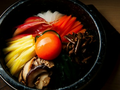 国産有機栽培の野菜、拘りぬいた食材を使用した"石焼ビビンバ"