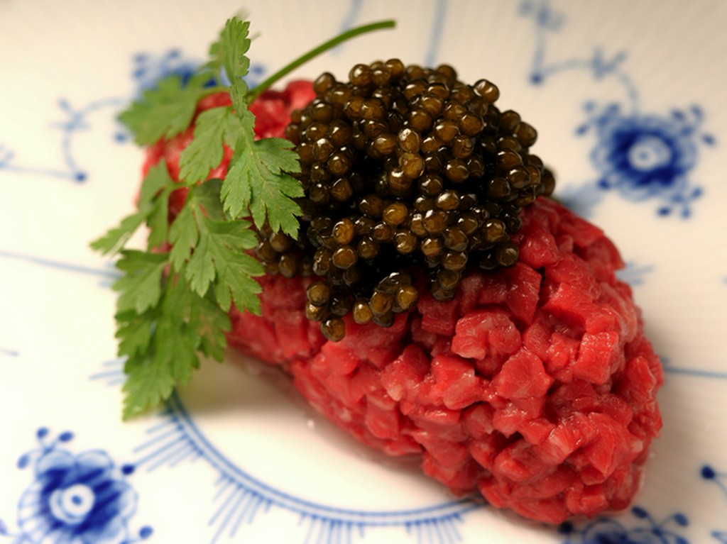 純但馬牛の赤身を使用した”最上赤身ユッケ”