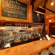 5席のカウンターと5卓のテーブル、10名までの貸し切り利用も可能な【Bistro　MOUSQUETON】。気の合う友人同士集まって、気さくに女子会利用はいかが。本格料理とワインでもてなしてくれます。