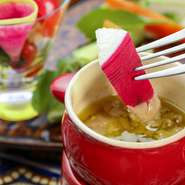 たっぷりの野菜を味わえる『バーニャカウダ』は、ニンニクとアンチョビをふんだんに使ったソースにつけて。クリーミーなソースはヤミツキになるおいしさ、ペロリと完食できてしまいそうです。