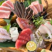 【本マグロ炉端劇場　魚島屋　久茂地本店】の自慢はなんといっても旬の魚。その日に届いた新鮮な魚を5種盛り合わせるので、日替わりで内容が替わります。魚の本来のうま味が楽しめるオススメの一品です。