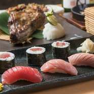 【本マグロ炉端劇場　魚島屋　久茂地本店】では、寿司も美味。 鮮度抜群、大きめのネタ、見た目も美しい寿司は、食事の最後を締めくくるのにも十分な満足感です。仕入れによるので、「日替わりメニュー」は必見！