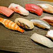 「煮穴子」「小肌」「しゃこ」など江戸前を代表するネタから人気の「中トロ」「うに」まで種類は豊富。琉球鮨には「イラブチャー」の味噌〆のほか「オジサン」「ミーバイ」などが登場します。
