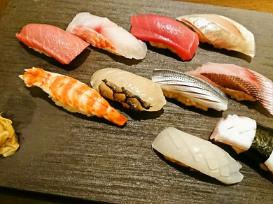 伝統的な『江戸前鮨』と沖縄素材の『琉球鮨』