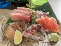 常時仕入れる上質な鮮魚に、沖縄産「アカマチ」「コショウダイ」など旬の素材を盛り合わせます。内容は日替わりで、人数・予算・好みによりアレンジは自在です。